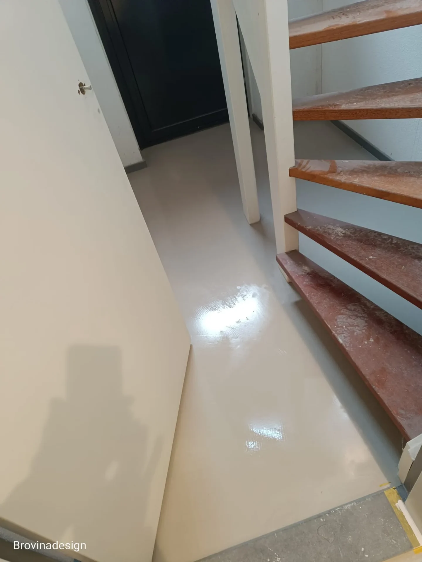 Geëgaliseerde ondergrond onder bestaande trap