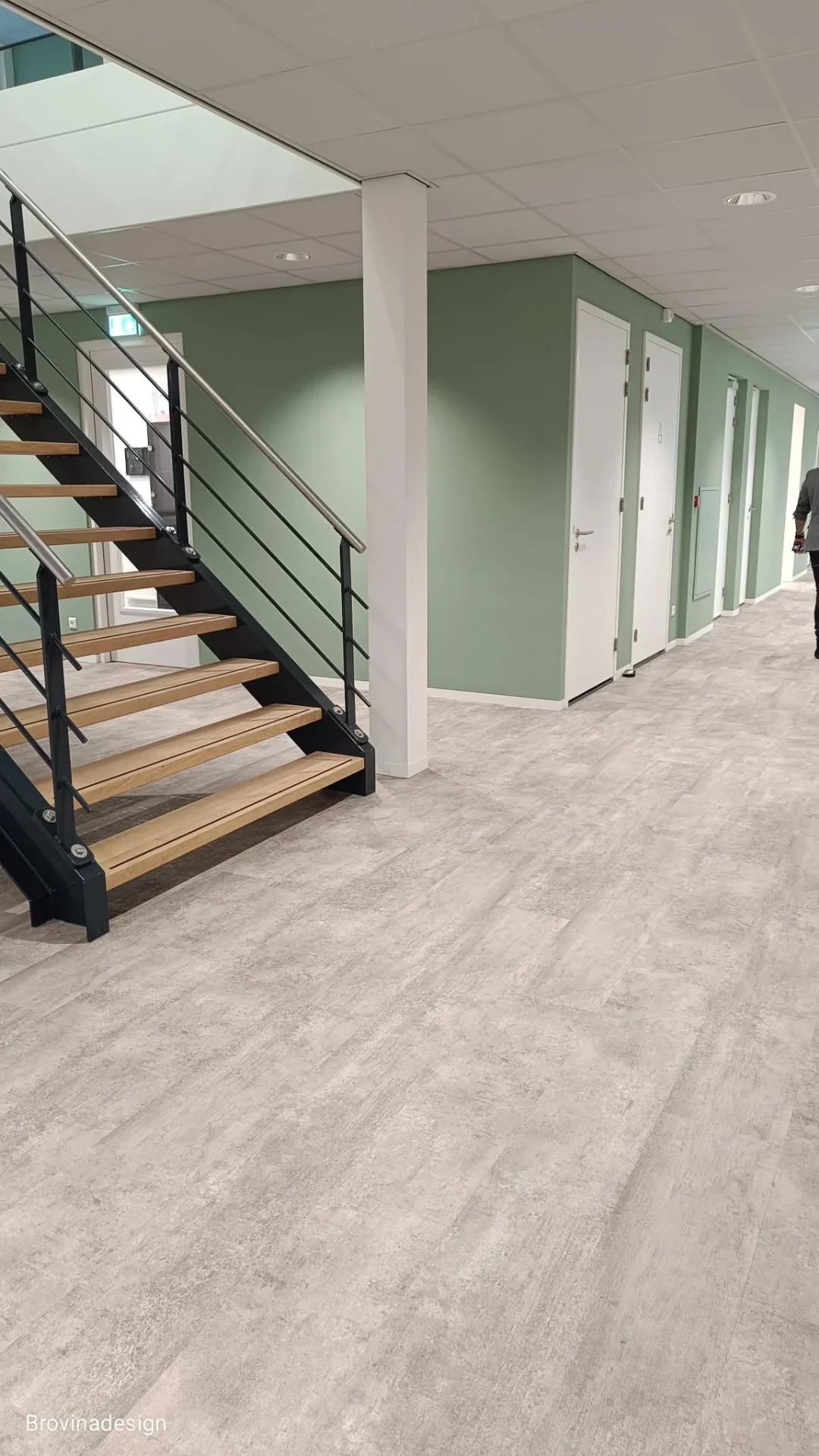 Betonlook PVC met groene wand en trap