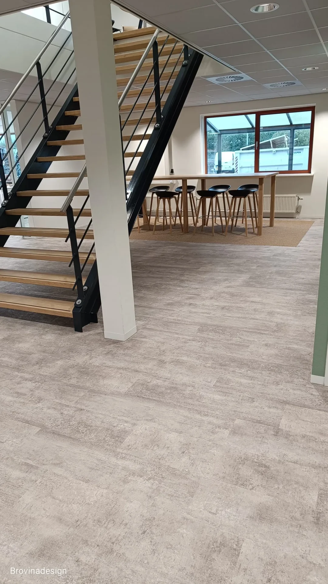 Kantoor met betonlook PVC vloer, trap en bar
