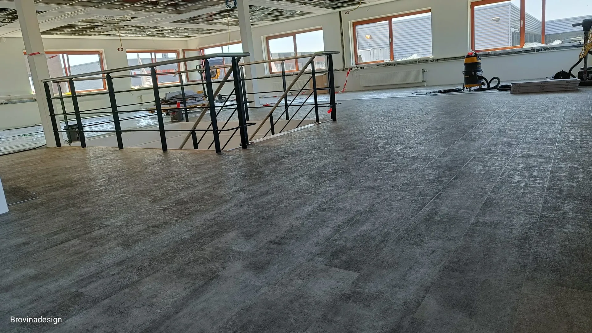 Kantoorvloer in betonlook PVC tijdens uitvoering