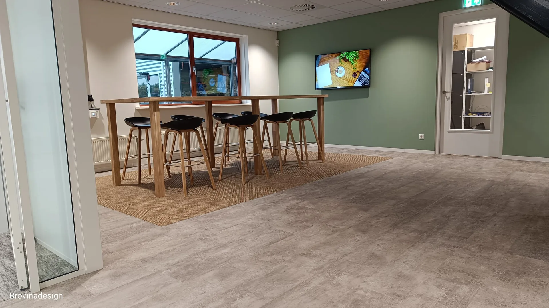 Loungehoek in modern kantoor met betonlook PVC vloer door BrovinaDesign