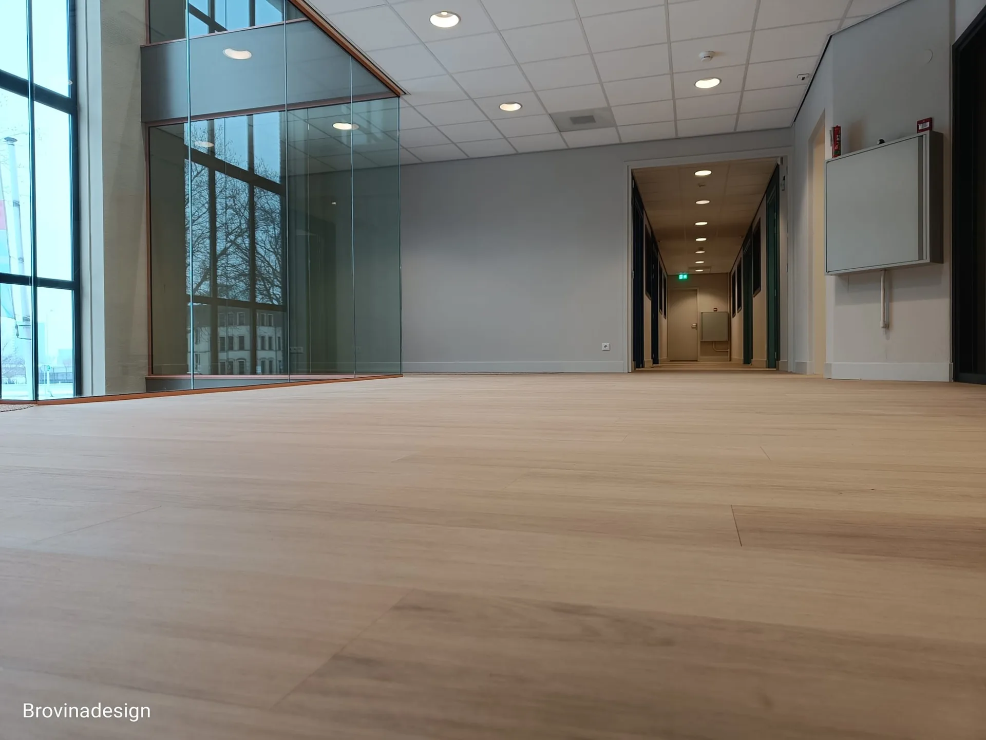 Licht eiken PVC vloer in grote multifunctionele zaal