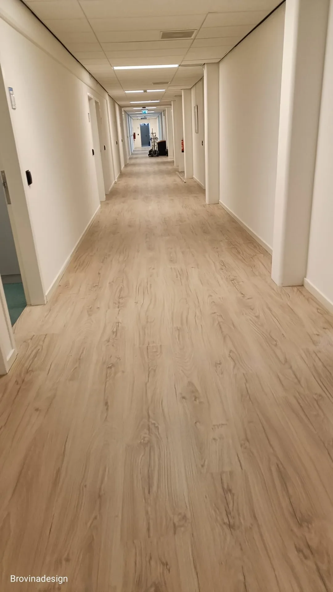 Licht eiken PVC vloer in zorggang
