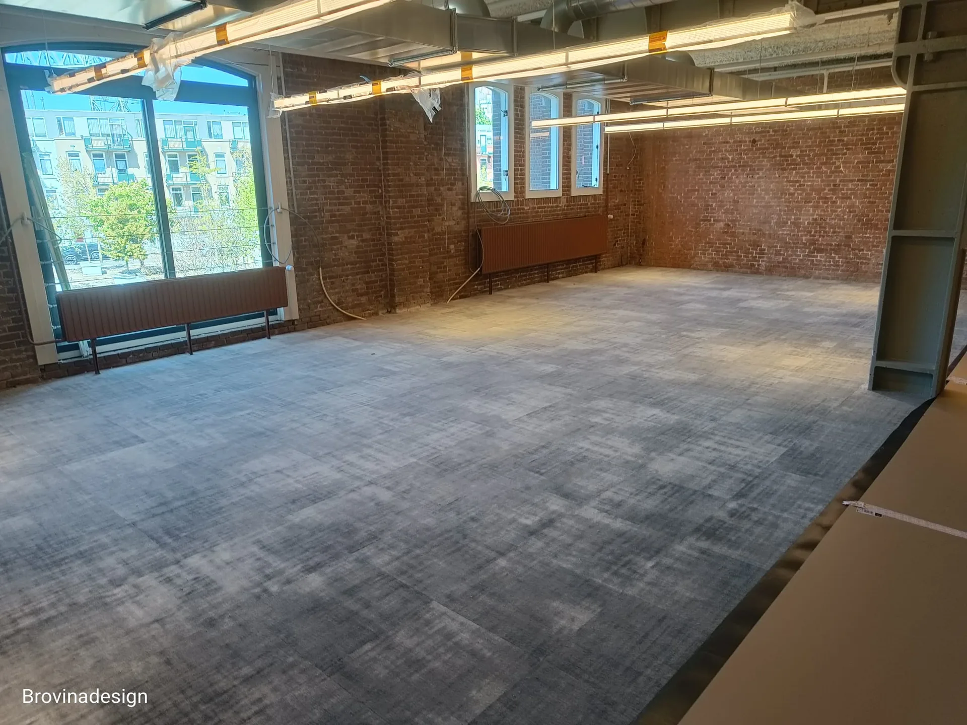 Tapijtvloer in loft met bakstenen muur