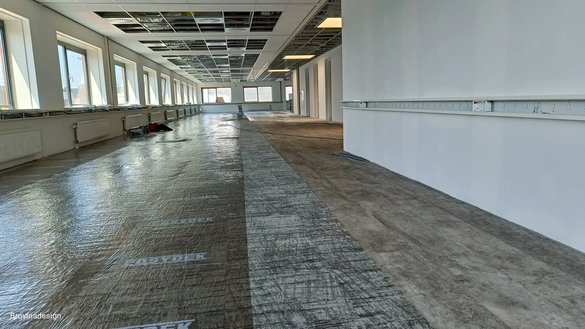 Langwerpige tapijttegels op Easydek-systeem