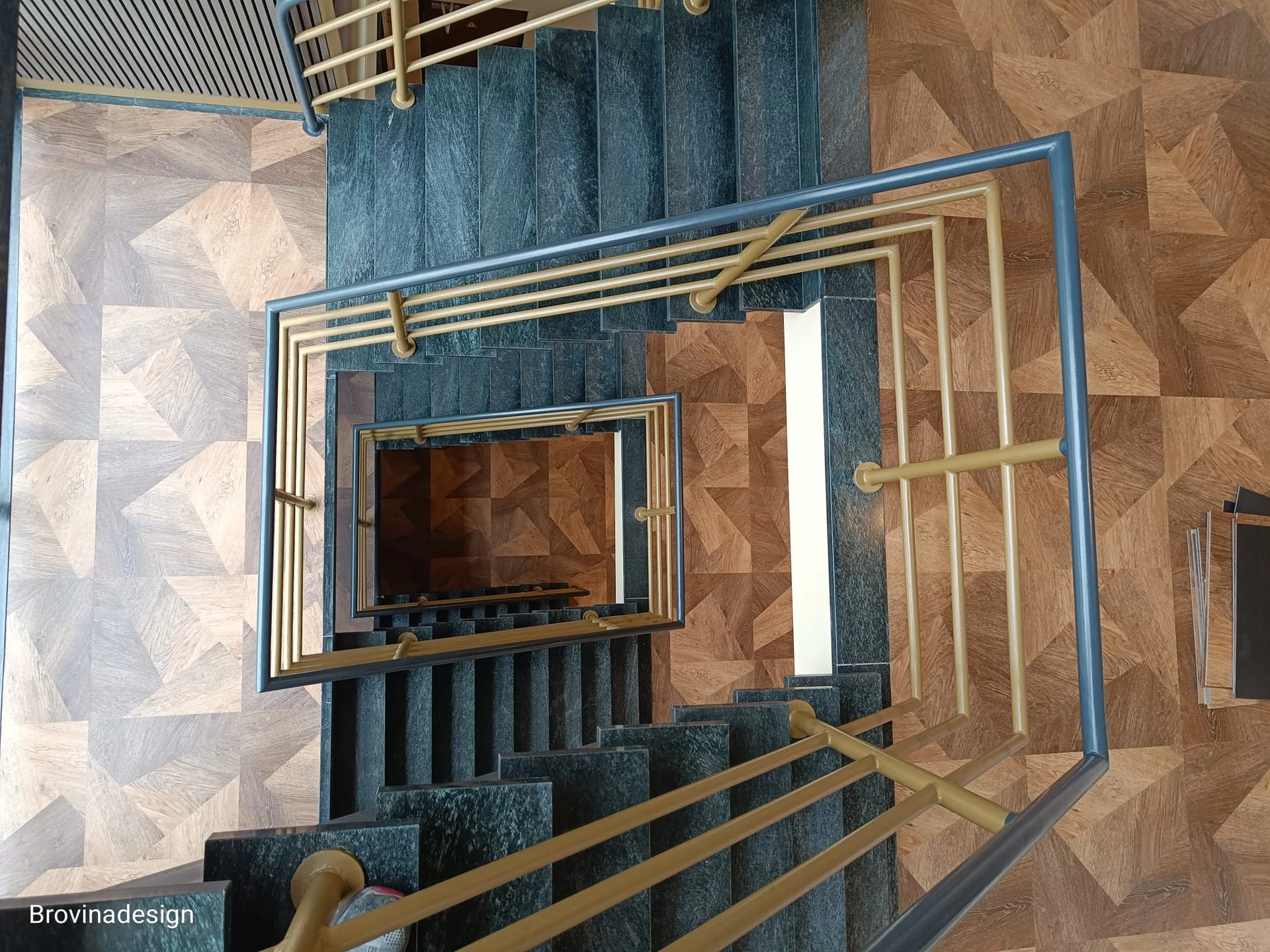 Natuurstenen spiraaltrap met gouden balustrade-detail
