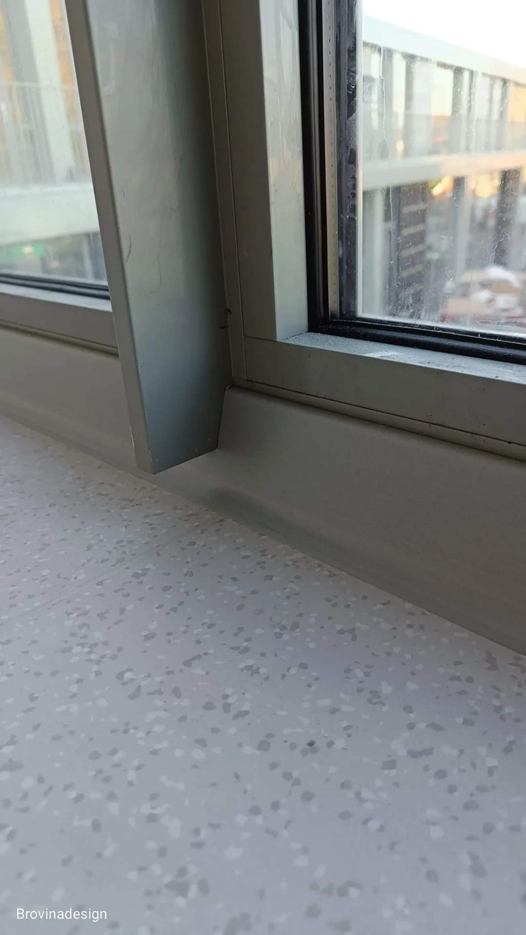 Detail veiligheidsvloer met holle plint-aansluiting in zorginstelling