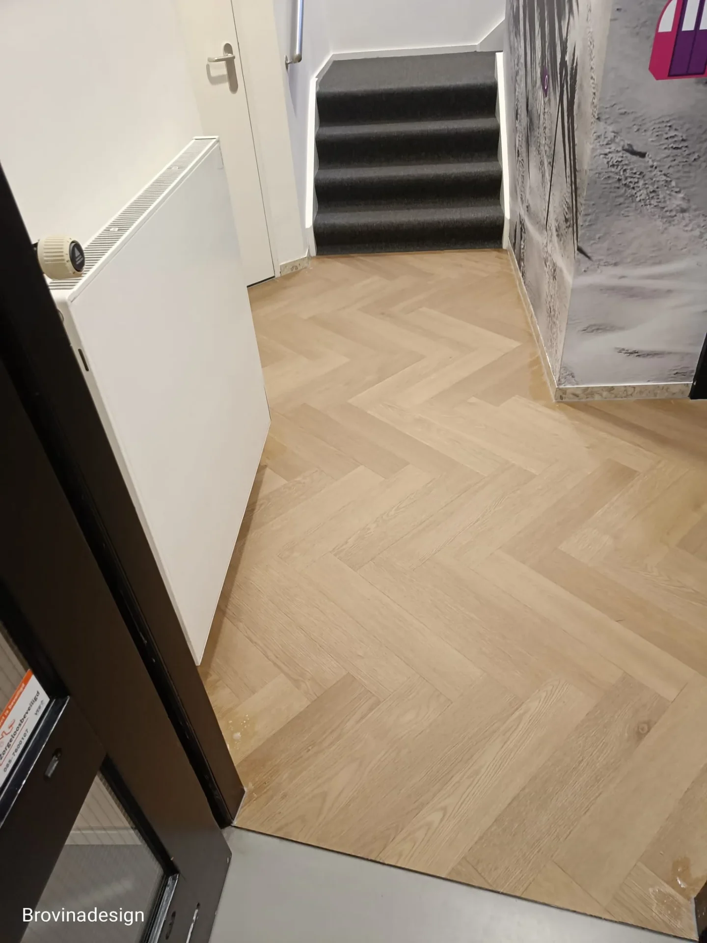 Entree met visgraat-PVC en aansluitende trap