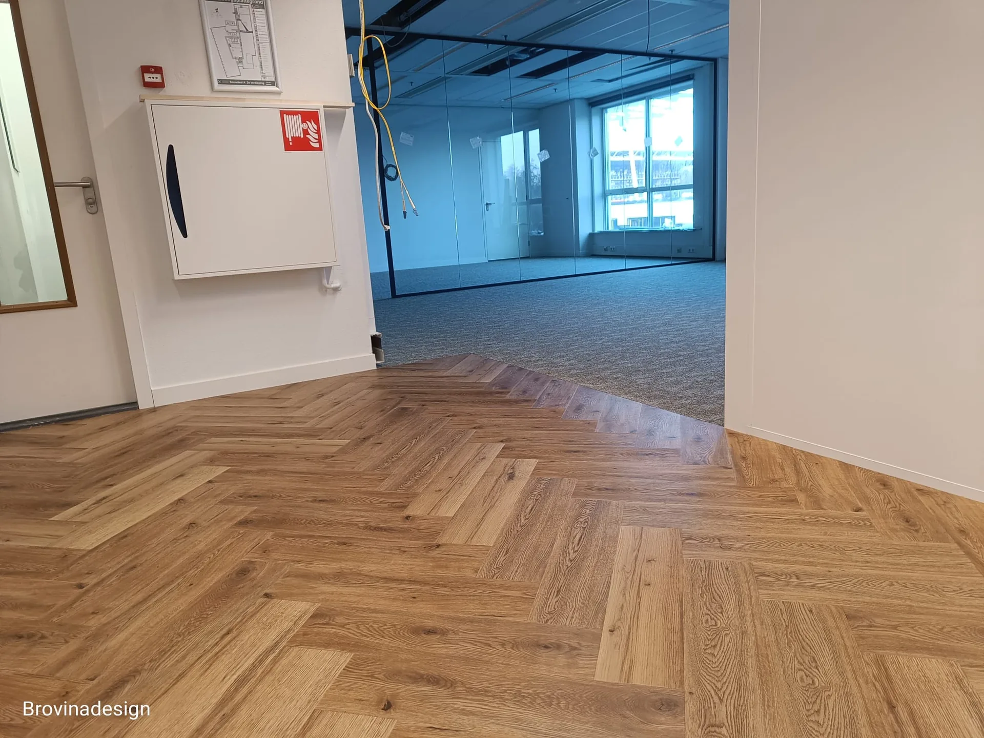 Strakke overgang tussen visgraat-PVC en tapijt in kantoor