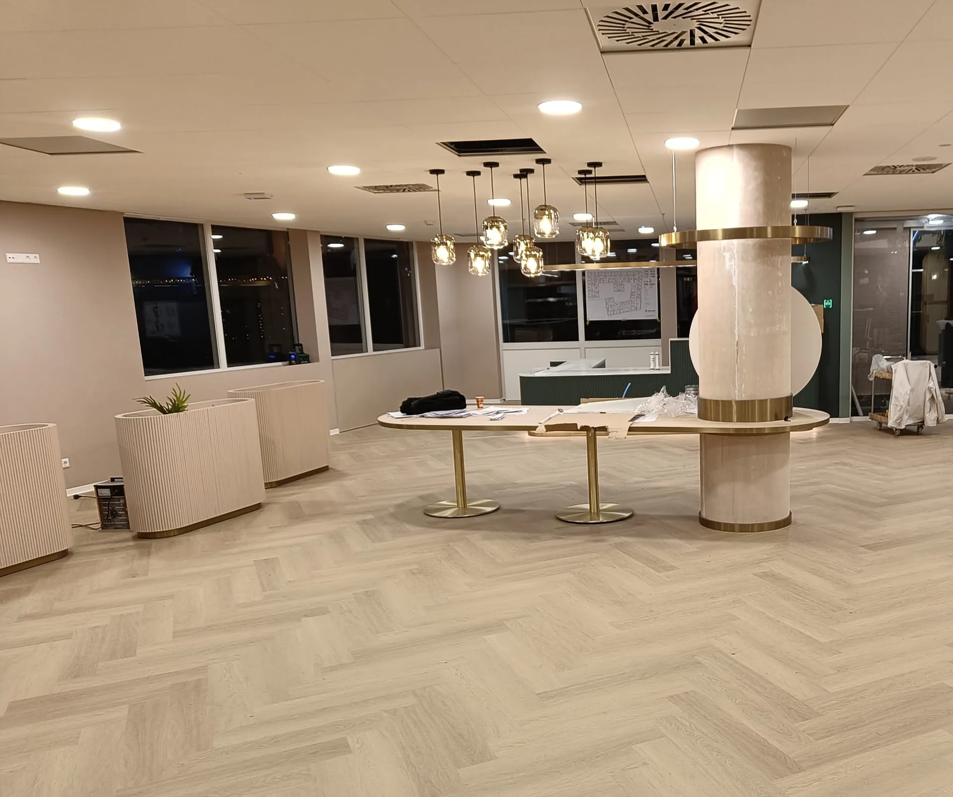Modern kantoor met licht visgraat-PVC en gouden ronde kolom