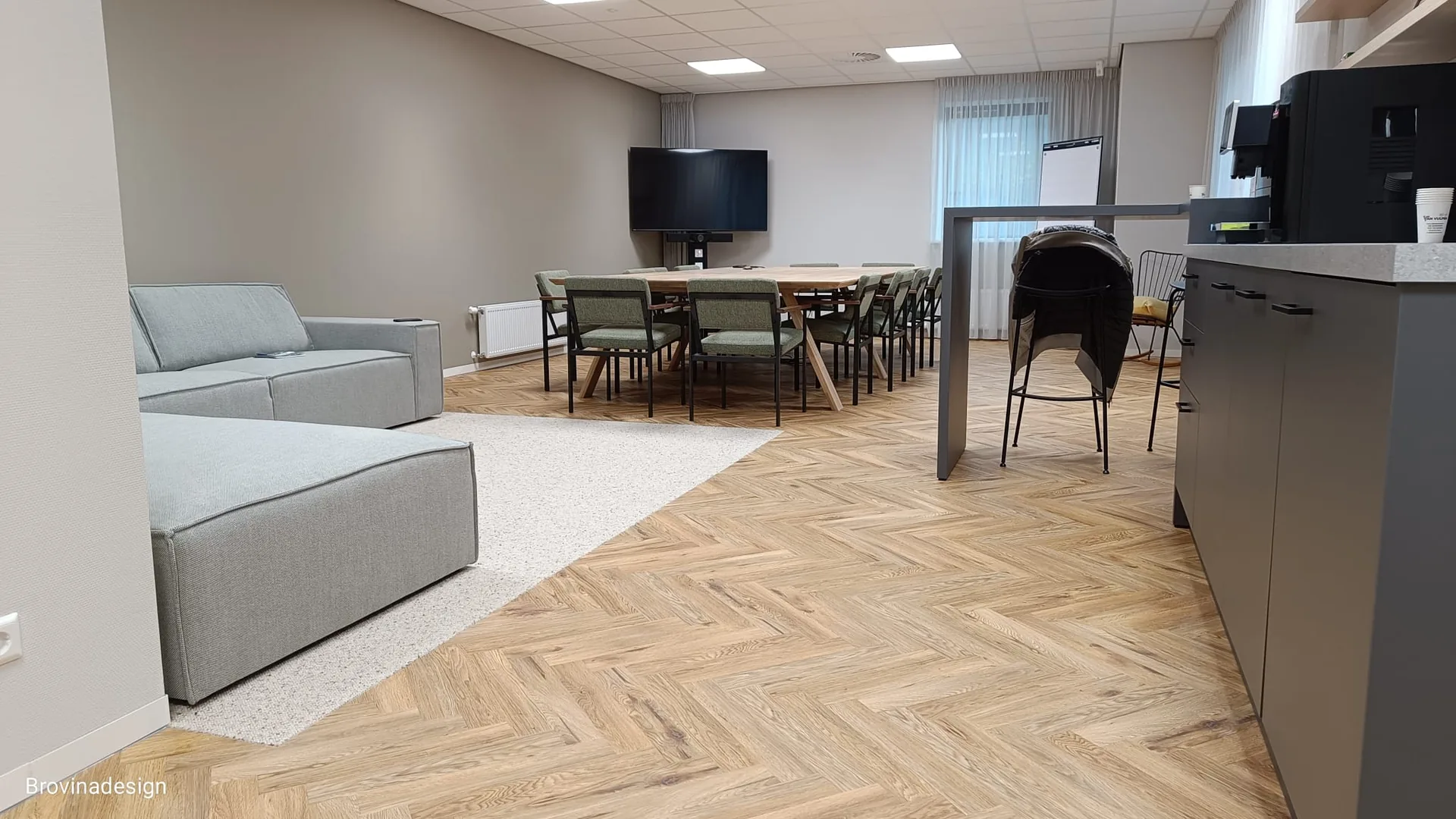 Vergaderruimte met visgraat-PVC en terrazzo-inleg