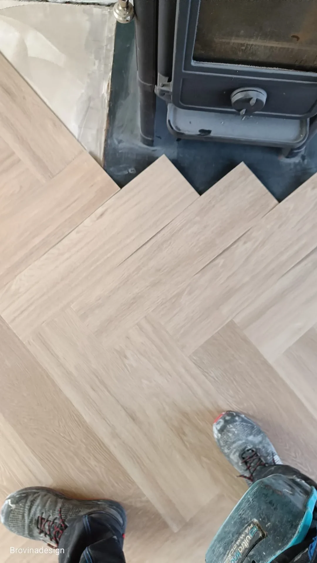 Detail uitvoering visgraat-PVC rondom houtkachel